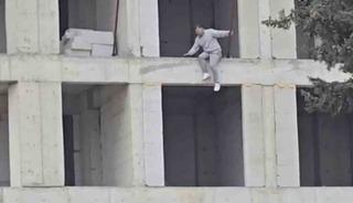 İnşaata &ccedil;ıkıp atlamak isteyen kişi ikna edildi