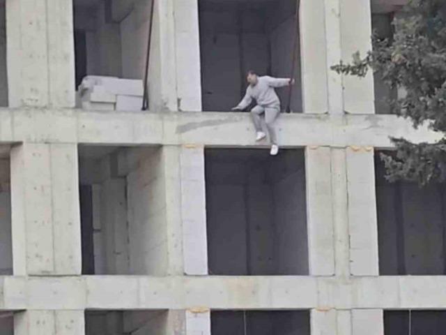 İnşaata &ccedil;ıkıp atlamak isteyen kişi ikna edildi