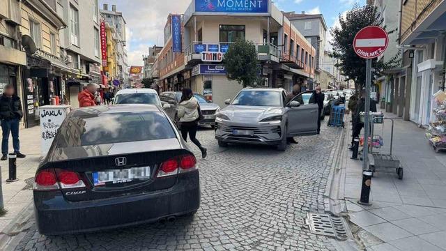 Hatalı park trafiği kilitledi