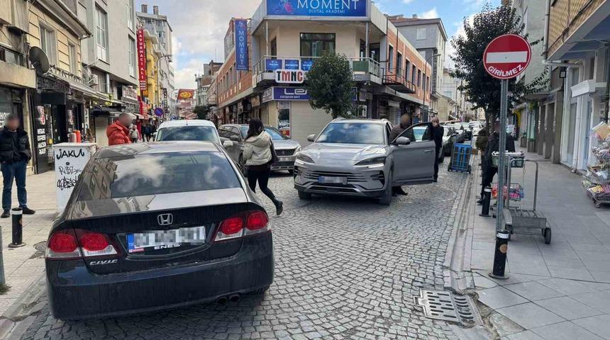 Hatalı park trafiği kilitledi