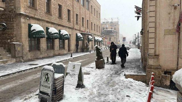 Mardin&rsquo;de kar yağışı etkili oluyor 1