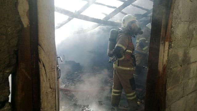 Isparta&rsquo;da hurda işletmesinin &ccedil;atısında yangın 1