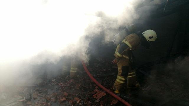 Isparta&rsquo;da hurda işletmesinin &ccedil;atısında yangın 2