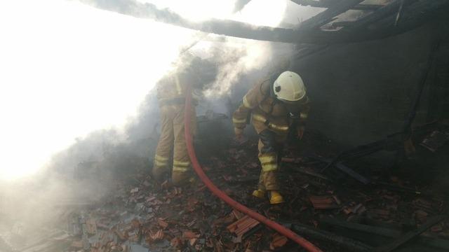 Isparta&rsquo;da hurda işletmesinin &ccedil;atısında yangın 4