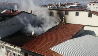 Isparta&rsquo;da hurda işletmesinin &ccedil;atısında yangın