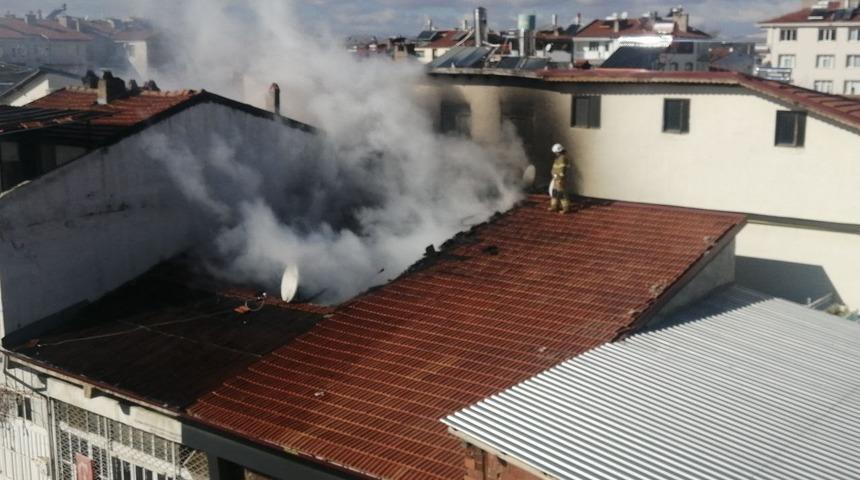 Isparta&rsquo;da hurda işletmesinin &ccedil;atısında yangın