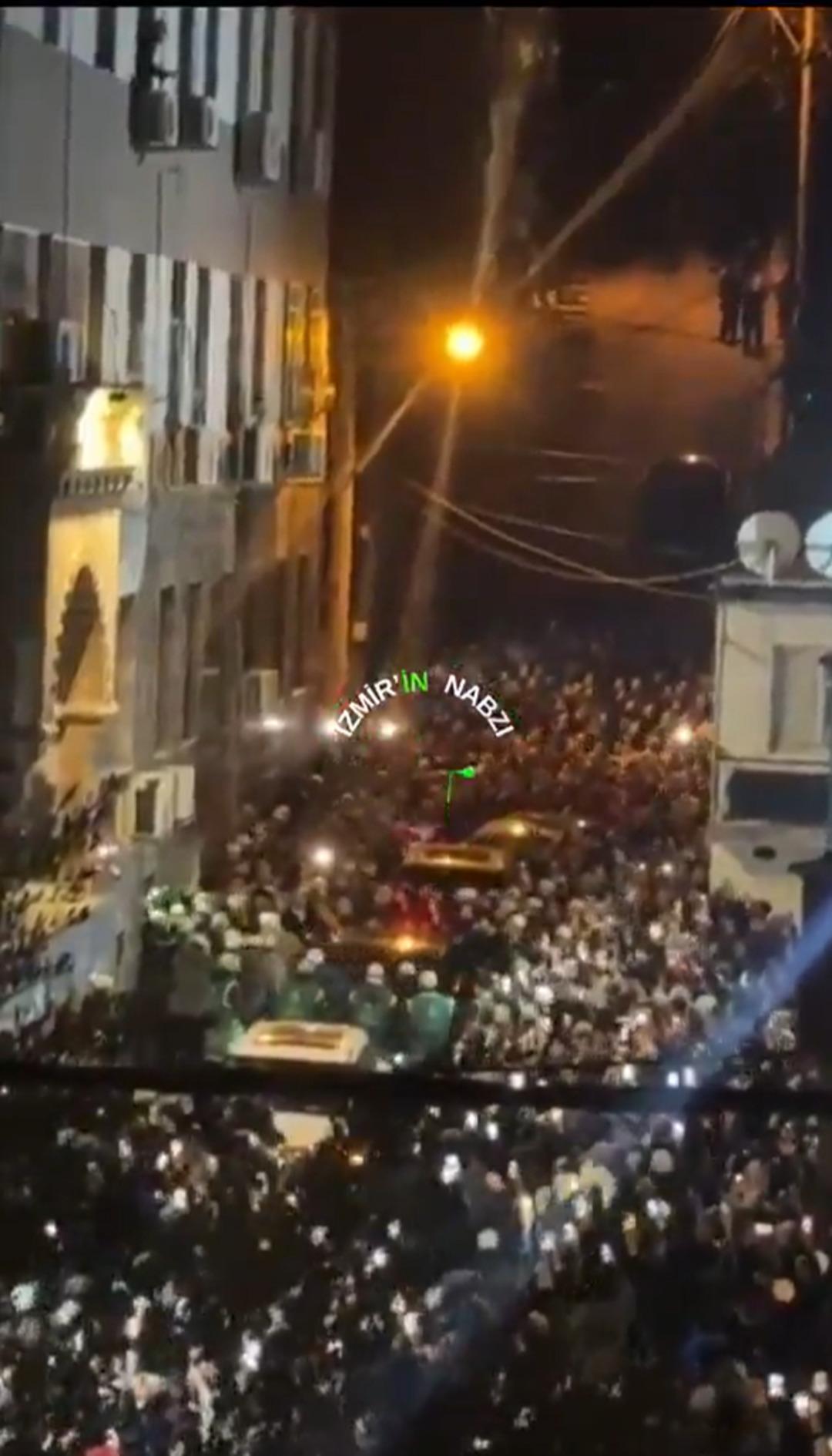 İzmir deki "toplu t&ouml;vbe" g&ouml;r&uuml;nt&uuml;leri g&uuml;ndem oldu! Menzil Cemaati liderini binlerce kişi karşıladı 4