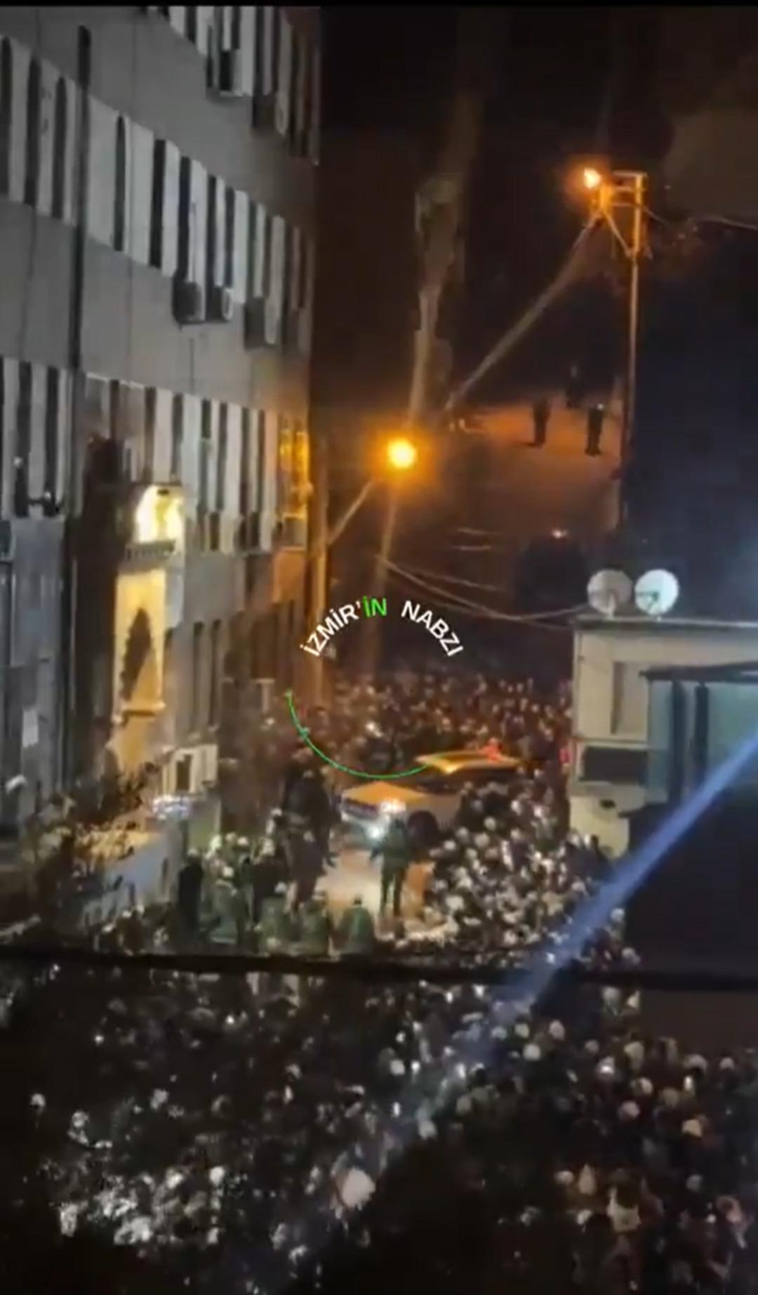 İzmir deki "toplu t&ouml;vbe" g&ouml;r&uuml;nt&uuml;leri g&uuml;ndem oldu! Menzil Cemaati liderini binlerce kişi karşıladı 5