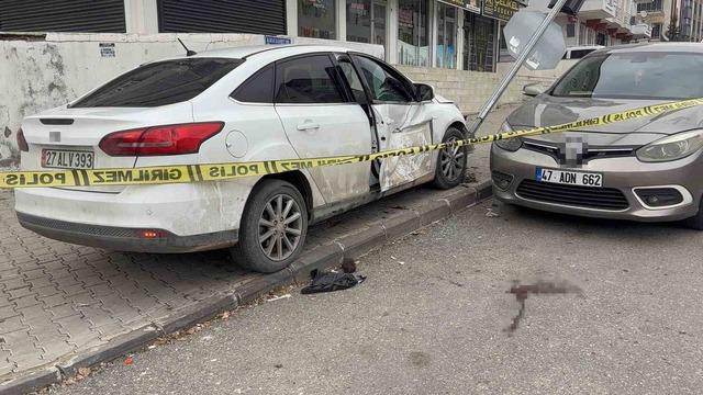 Kaza sonrası savrulan otomobil 4 yaşındaki &ccedil;ocuğa &ccedil;arptı 2