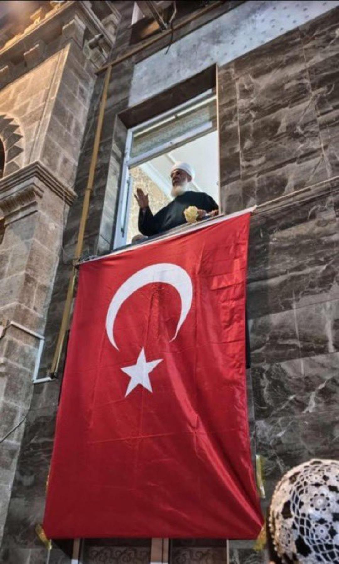 İzmir deki "toplu t&ouml;vbe" g&ouml;r&uuml;nt&uuml;leri g&uuml;ndem oldu! Menzil Cemaati liderini binlerce kişi karşıladı 3