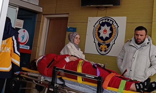 İneg&ouml;l&rsquo;de kontrolden &ccedil;ıkan otomobil ağaca &ccedil;arptı: 1 yaralı 3