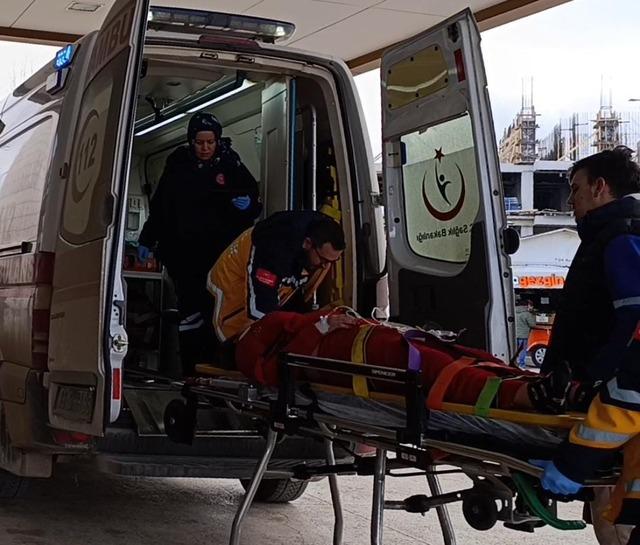 İneg&ouml;l&rsquo;de kontrolden &ccedil;ıkan otomobil ağaca &ccedil;arptı: 1 yaralı 2