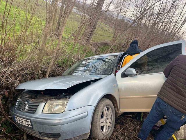 İneg&ouml;l&rsquo;de kontrolden &ccedil;ıkan otomobil ağaca &ccedil;arptı: 1 yaralı 1