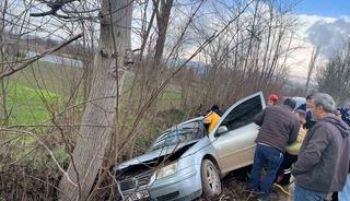 İneg&ouml;l&rsquo;de kontrolden &ccedil;ıkan otomobil ağaca &ccedil;arptı: 1 yaralı
