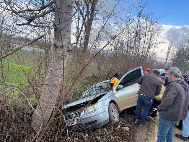 İneg&ouml;l&rsquo;de kontrolden &ccedil;ıkan otomobil ağaca &ccedil;arptı: 1 yaralı