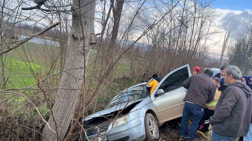 İneg&ouml;l&rsquo;de kontrolden &ccedil;ıkan otomobil ağaca &ccedil;arptı: 1 yaralı