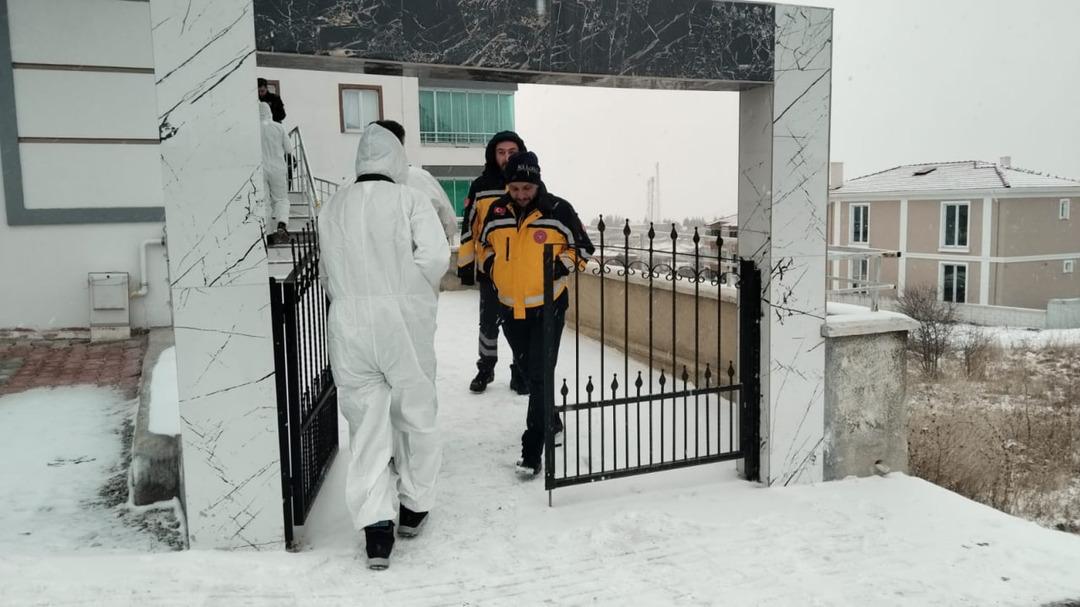 &Ccedil;orum da sır olay! Yaşlı &ccedil;ift, evlerinde başlarından vurulmuş halde bulundu 3