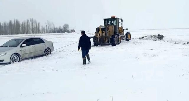 Yozgat’ta mahsur kalan araç özel idare ekiplerince kurtarıldı 2