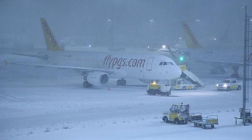 İstanbul'da kar hava ulaşımını etkiledi! AJet ve Pegasus'tan sefer iptalleri