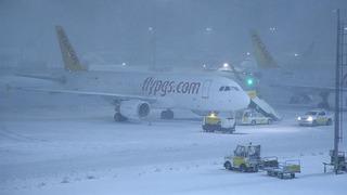 İstanbul'da kar hava ulaşımını etkiledi! AJet ve Pegasus'tan sefer iptalleri