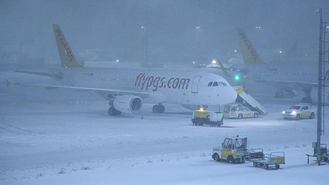 İstanbul'da kar hava ulaşımını etkiledi! AJet ve Pegasus'tan sefer iptalleri