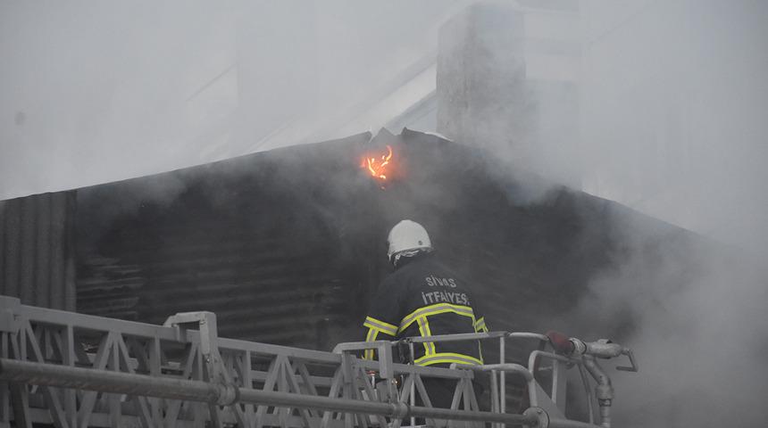 Sivas'ta 2 katlı evde yangın! Kısa s&uuml;rede s&ouml;nd&uuml;r&uuml;ld&uuml;