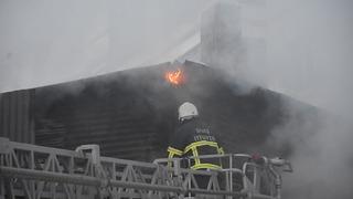 Sivas'ta 2 katlı evde yangın! Kısa sürede söndürüldü