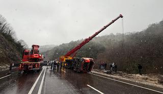 Yer: Zonguldak! Alkoll&uuml; s&uuml;r&uuml;c&uuml;n&uuml;n kullandığı TIR, u&ccedil;uruma devrildi