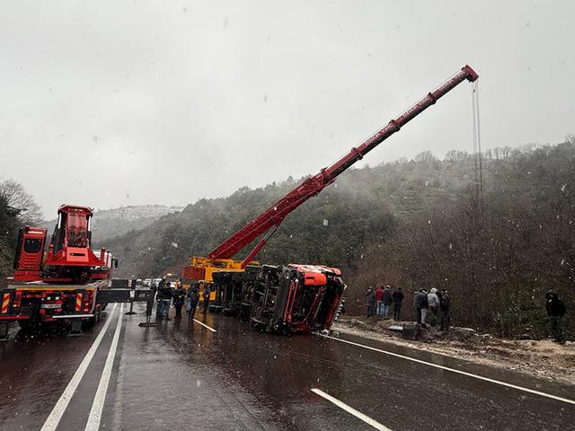 Yer: Zonguldak! Alkoll&uuml; s&uuml;r&uuml;c&uuml;n&uuml;n kullandığı TIR, u&ccedil;uruma devrildi