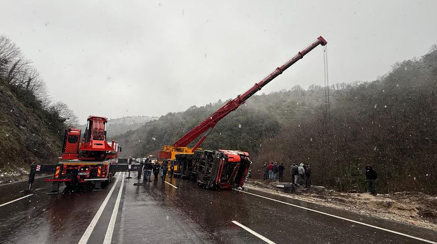 Yer: Zonguldak! Alkoll&uuml; s&uuml;r&uuml;c&uuml;n&uuml;n kullandığı TIR, u&ccedil;uruma devrildi