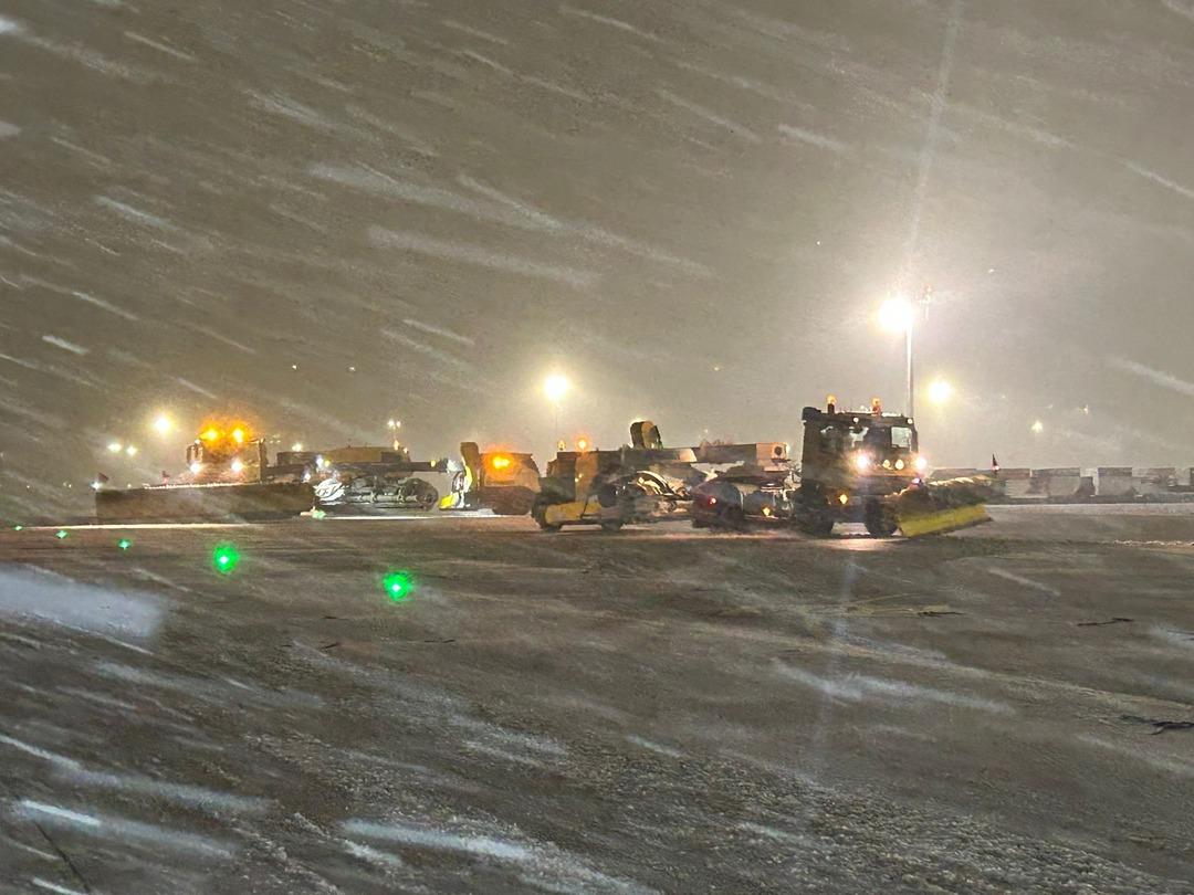  Sabiha G&ouml;k&ccedil;en Havalimanı&rsquo;nda karla m&uuml;cadele! Pistler a&ccedil;ık tutuluyor 2