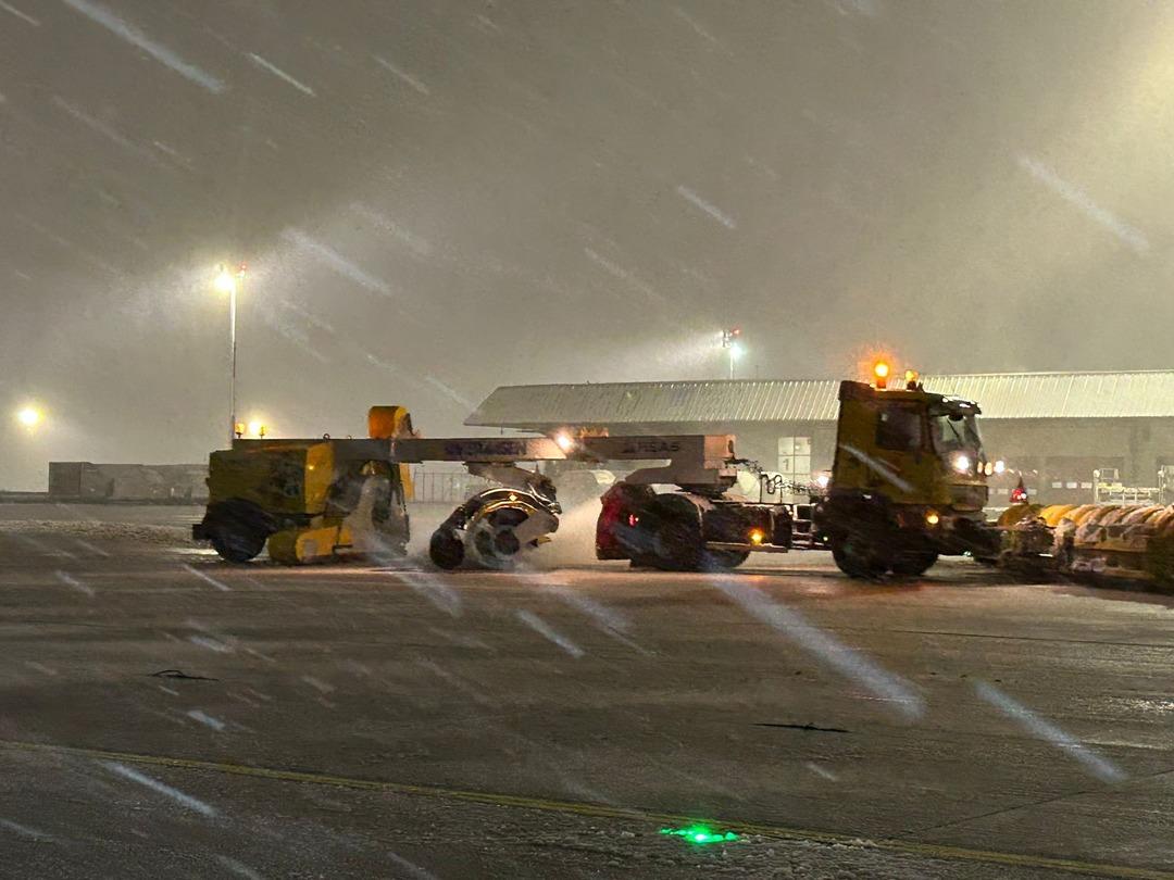  Sabiha G&ouml;k&ccedil;en Havalimanı&rsquo;nda karla m&uuml;cadele! Pistler a&ccedil;ık tutuluyor 1
