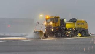  Sabiha G&ouml;k&ccedil;en Havalimanı&rsquo;nda karla m&uuml;cadele