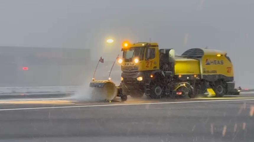  Sabiha G&ouml;k&ccedil;en Havalimanı&rsquo;nda karla m&uuml;cadele! Pistler a&ccedil;ık tutuluyor