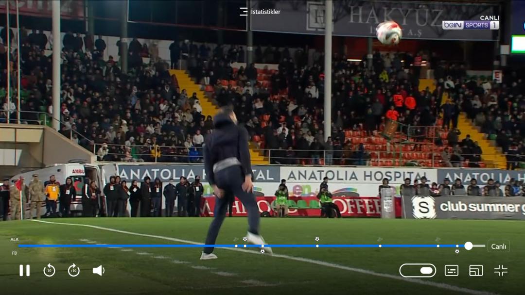 Fenerbah&ccedil;e de Tedesco hakem Mehmet T&uuml;rkmen e resmen &ccedil;ıldırdı! Ceketini fırlattı... 1