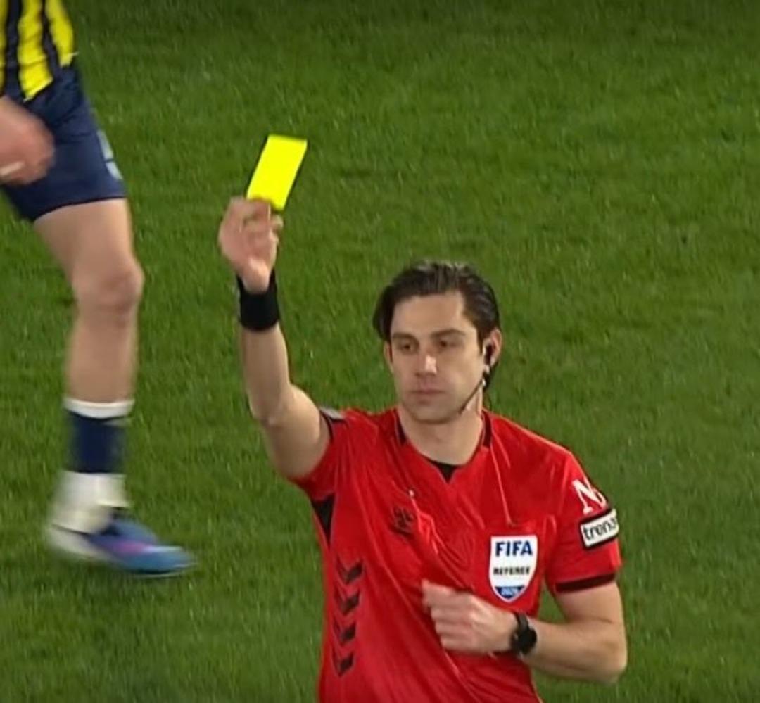 Fenerbah&ccedil;e de Tedesco hakem Mehmet T&uuml;rkmen e resmen &ccedil;ıldırdı! Ceketini fırlattı... 2