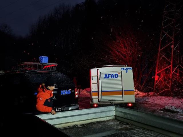 Yer: Yalova! Ara&ccedil;larında mahsur kalan 35 kişi kurtarıldı