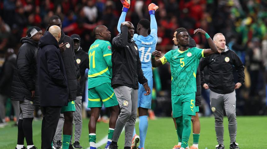 Afrika Kupası finalinde b&uuml;y&uuml;k olay! Fas'a penaltı verilince Senegal sahadan &ccedil;ekildi