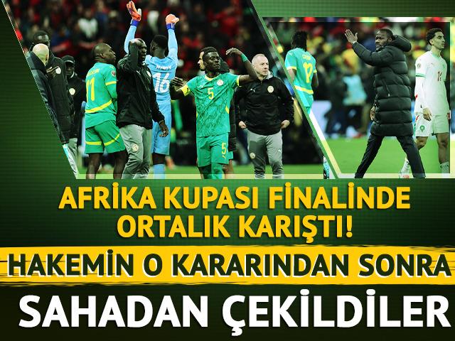 Afrika Kupası finalinde b&uuml;y&uuml;k olay! Fas'a penaltı verilince Senegal sahadan &ccedil;ekildi