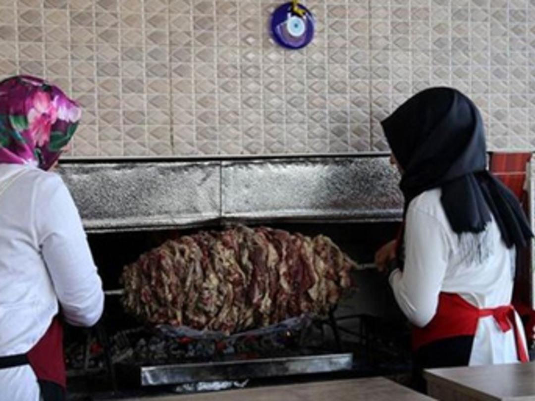 Cağ kebabın kadın ustası