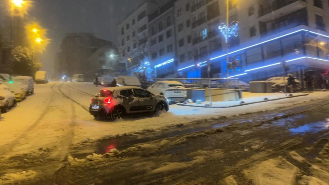 Kar İstanbul u esir aldı! Sokaklar piste d&ouml;nd&uuml;, ara&ccedil;lar &ccedil;arpa &ccedil;arpa ilerledi 7