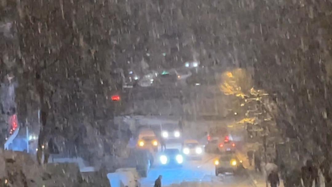 Kar İstanbul u esir aldı! Sokaklar piste d&ouml;nd&uuml;, ara&ccedil;lar &ccedil;arpa &ccedil;arpa ilerledi 5