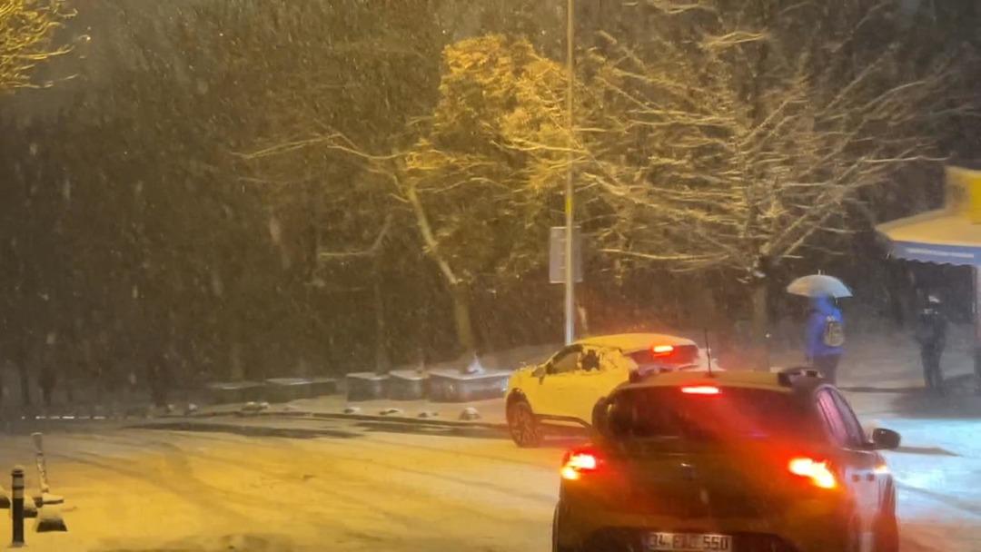 Kar İstanbul u esir aldı! Sokaklar piste d&ouml;nd&uuml;, ara&ccedil;lar &ccedil;arpa &ccedil;arpa ilerledi 3