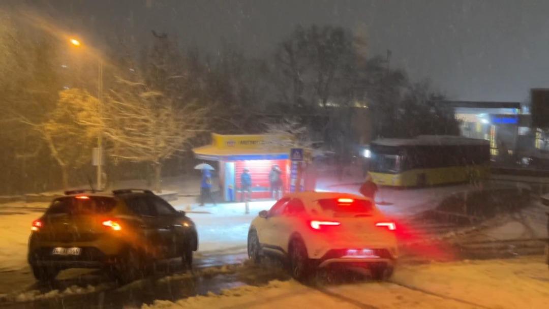Kar İstanbul u esir aldı! Sokaklar piste d&ouml;nd&uuml;, ara&ccedil;lar &ccedil;arpa &ccedil;arpa ilerledi 1