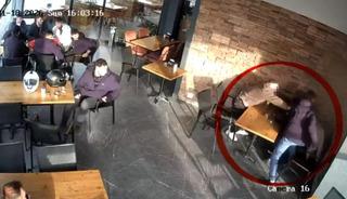 Pastanede dehşet! Durup dururken bı&ccedil;akla saldırdı