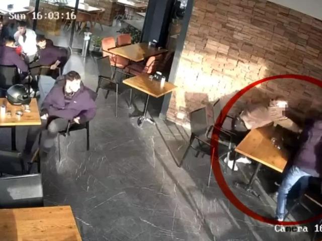 Pastanede dehşet! Durup dururken bı&ccedil;akla saldırdı