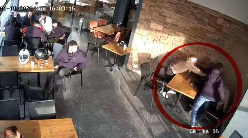 Yine gen&ccedil; yine bı&ccedil;aklama! Pastanedeki dehşet kamerada... Durup dururken saldırdı