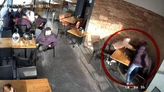 Yine genç yine bıçaklama! Pastanedeki dehşet kamerada... Durup dururken saldırdı