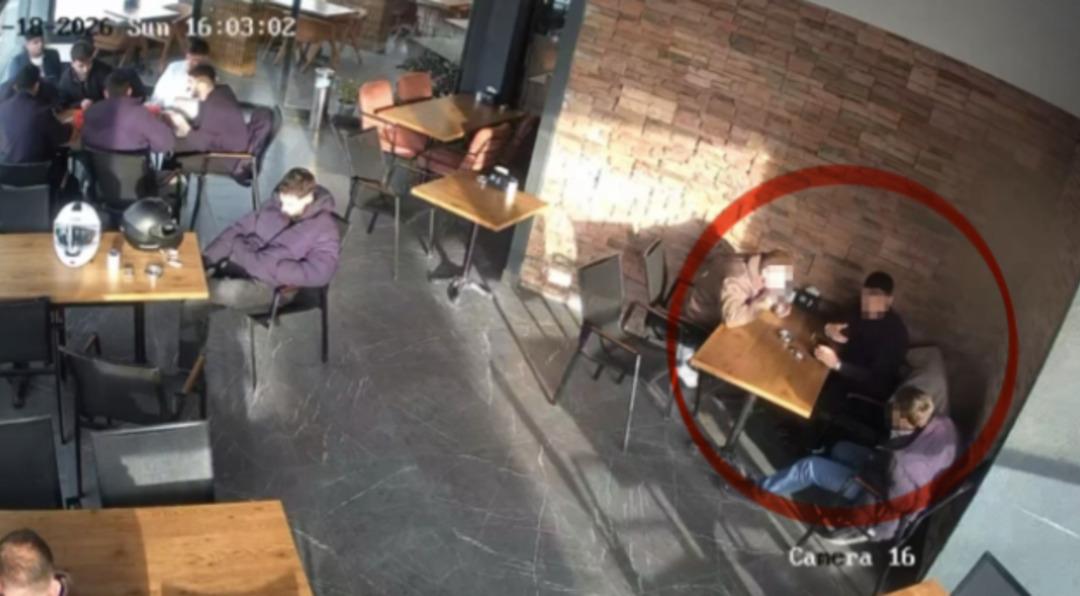 Yine gen&ccedil; yine bı&ccedil;aklama! Pastanedeki dehşet kamerada... Durup dururken saldırdı 1