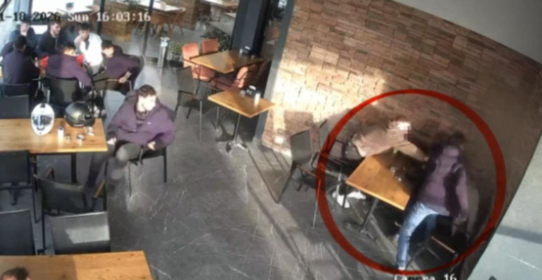 Yine gen&ccedil; yine bı&ccedil;aklama! Pastanedeki dehşet kamerada... Durup dururken saldırdı 2